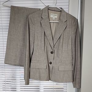 Banana Republic Cream Blazer with Structured Shoulders and Tailored Silhouette